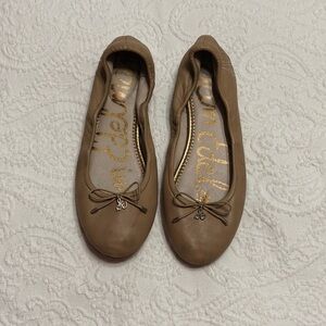 Sam Edelman Size 8.5M Tan Ballet Flats with Bow and Silver Logo Charm